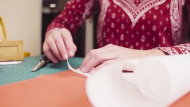 Eller orta yaş kadın kumaş için bir kağıt desen iğne ile sabitleme