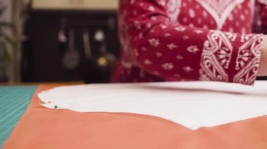 Eller orta yaş kadın kumaş için bir kağıt desen iğne ile sabitleme