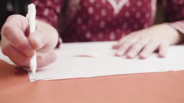 As mãos femininas desenhando esboço de um modelo de papel com um lápis — Vídeo de Stock