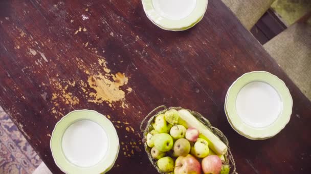 Mesa vieja con frutas y verduras — Vídeo de stock