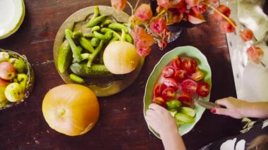 Üst düzey kadın kesme domates ve salatalık eller