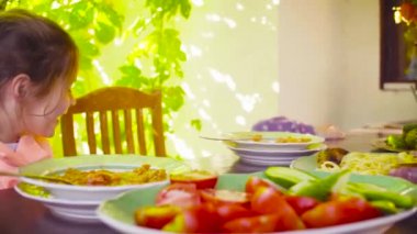 İki yaramaz kız masada oturan ve çorba yemek