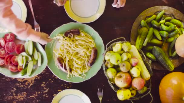 Barnens händer att sätta pasta i plattorna — Stockvideo