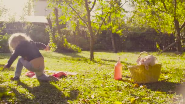 Petite fille assise sur une herbe dans un jardin et portant ses chaussures 