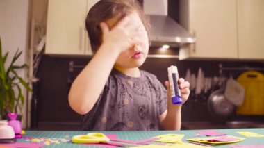 Kağıt renkli küçük kız yapıştırma