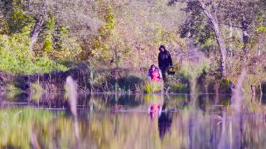 Kadın bilim adamı ekolojist su örnekleri alma