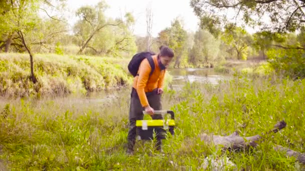 Kvinna vetenskapsman ekolog arbetar på en bärbar dator i skogen — Stockvideo