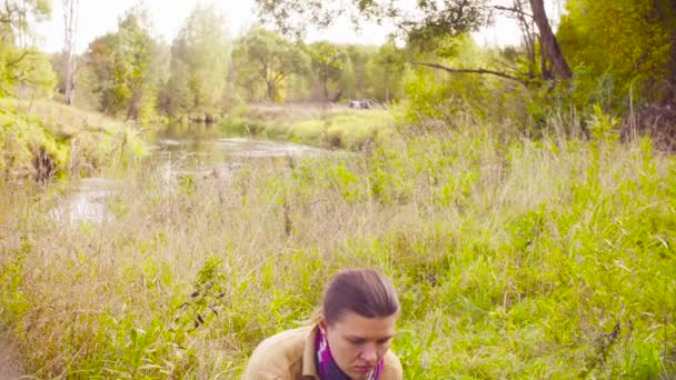 Mujer científica ecologista trabajando en un portátil en el bosque — Vídeos de Stock