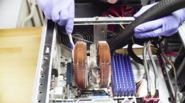 Erkek el bilgisayar sisteminden toz temizleme