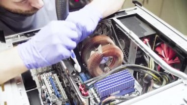 Adam bilgisayar sisteminden toz temizleme