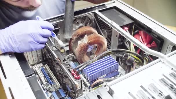 Man cleaning computer system from dust — Stock Video