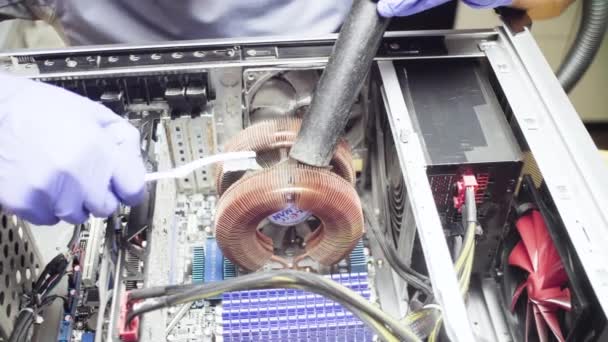 Pria tangan membersihkan sistem komputer dari debu — Stok Video
