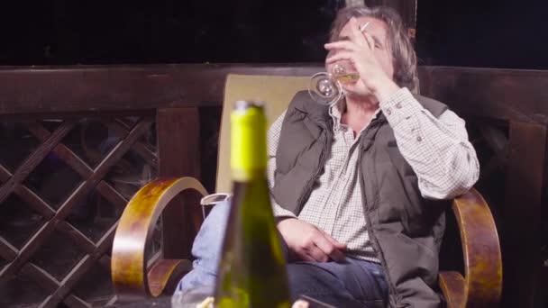 Starszy Człowiek Siedzący Fotelu Tarasie Domu Kraju Picia Wina Palenie — Wideo stockowe