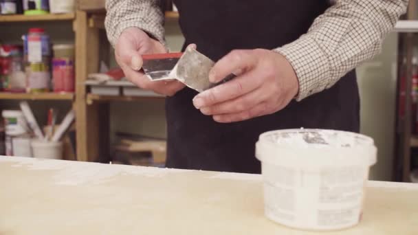 Manos de carpintero sénior salpicando tablero de madera — Vídeos de Stock