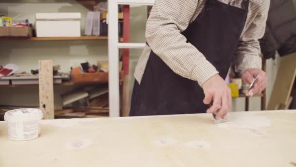 Hände eines leitenden Tischlers, der Holzbretter bearbeitet — Stockvideo