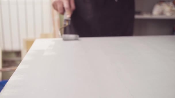 Mannelijke handen die betrekking hebben op een houten oppervlak met een primer — Stockvideo