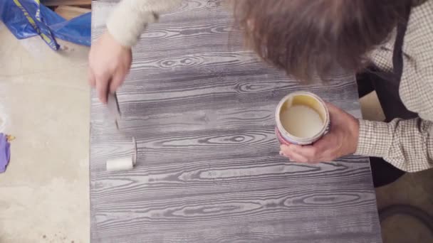 Mannelijke handen die betrekking hebben op geschilderd houten oppervlak met een vernis — Stockvideo