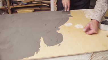 Kıdemli çimento ile ahşap yüzeyini örten eller mans