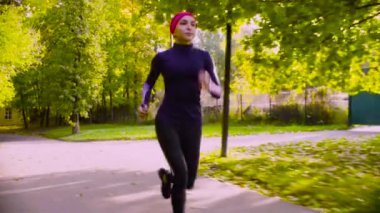 Parkta çalışan genç kadın. Fitness