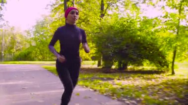 Parkta çalışan genç kadın. Fitness
