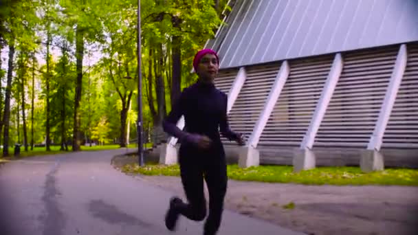 Ung kvinna kör i parken. Fitness — Stockvideo