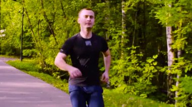 Parkta koşan genç adam. Sonbahar