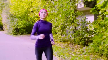 Parkta çalışan genç kadın. Fitness