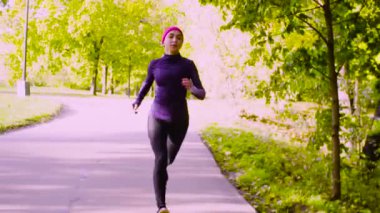 Parkta çalışan genç kadın. Fitness