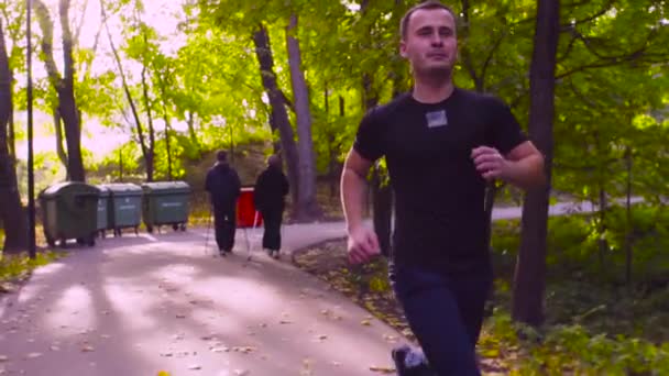 Jovem a correr no parque. Outono — Vídeo de Stock