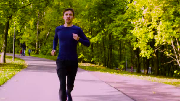Un giovanotto che corre nel parco. Fitness — Video Stock