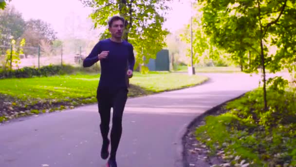 Un giovanotto che corre nel parco. Fitness — Video Stock