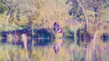 Kadın bilim adamı ekolojist su örnekleri alma