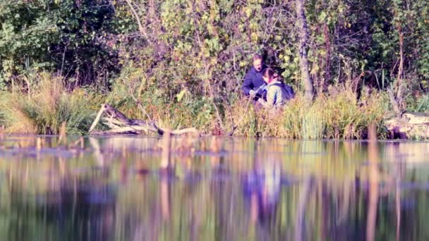 Mujer científica ecologista conseguir muestras de agua — Vídeos de Stock