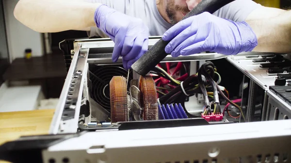 计算机的修理 男性手清洁电脑冷却器从灰尘与真空吸尘器 — 图库照片