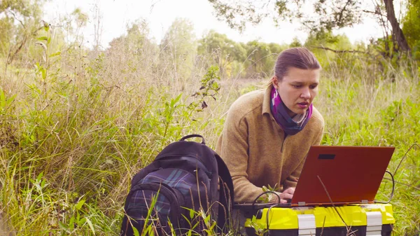 Жінка-науковець еколог працює на ноутбуці на відкритому повітрі — стокове фото