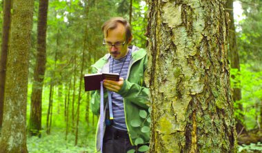 Not defterinde yazılı bir ormandaki ekolojist.