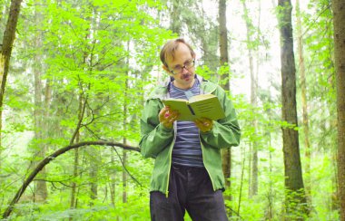 Bitki inceleyerek bir ormandaki ekolojist