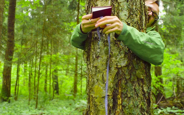 L'ecologo in una foresta che misura un tronco d'albero — Foto Stock