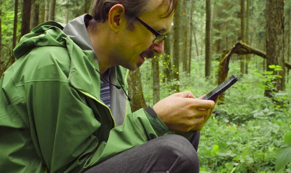 L'ecologo in una foresta con smart phone — Foto Stock