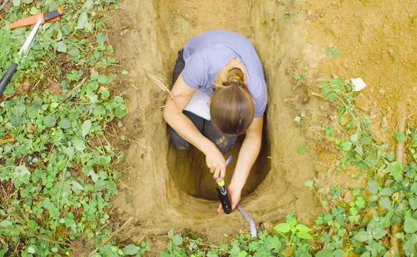 Mujer ecologista tomando muestras de un suelo — Foto de Stock