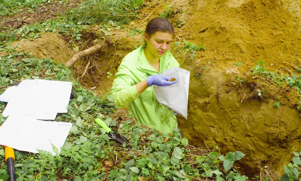 Woman ecologist taking samples of a soil — Stock Photo, Image
