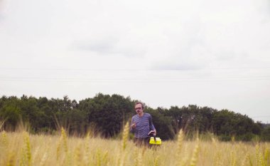 Buğday alanı yürüyen adam bilim adamı ekolojist