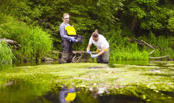 Жінка-науковець еколог бере зразки води Ліцензійні Стокові Зображення