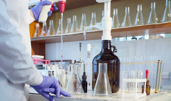 Eller bir bilim adamının çözüm şişeler dökme