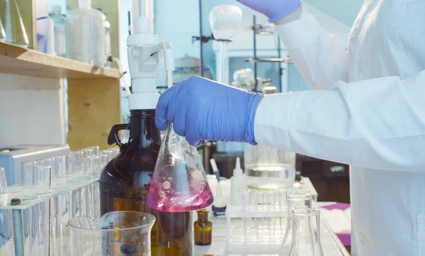 Laboratório de análise química. Mãos de um cientista solução titulante — Fotografia de Stock