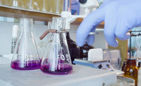 Laboratório de análise química. Frasco com solução fervente — Fotografia de Stock