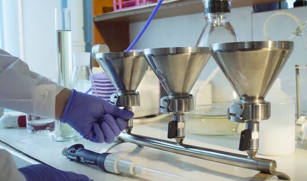 Laboratório de análise química. Cientista que regula o filtro de vácuo — Fotografia de Stock