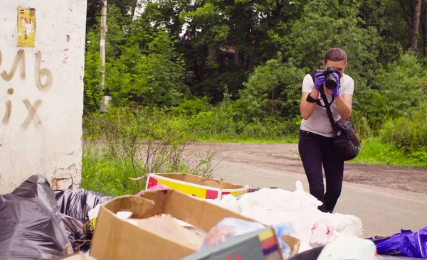 Científico ambientalista haciendo fotos de basurero . —  Fotos de Stock