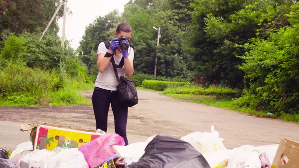 Scientifique écologiste faisant des photos de dépotoirs . — Photo