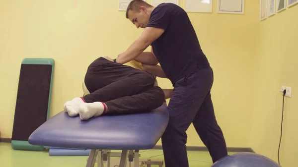 Läkare att hjälpa funktionshindrade mannen på rehabiliteringscenter — Stockfoto
